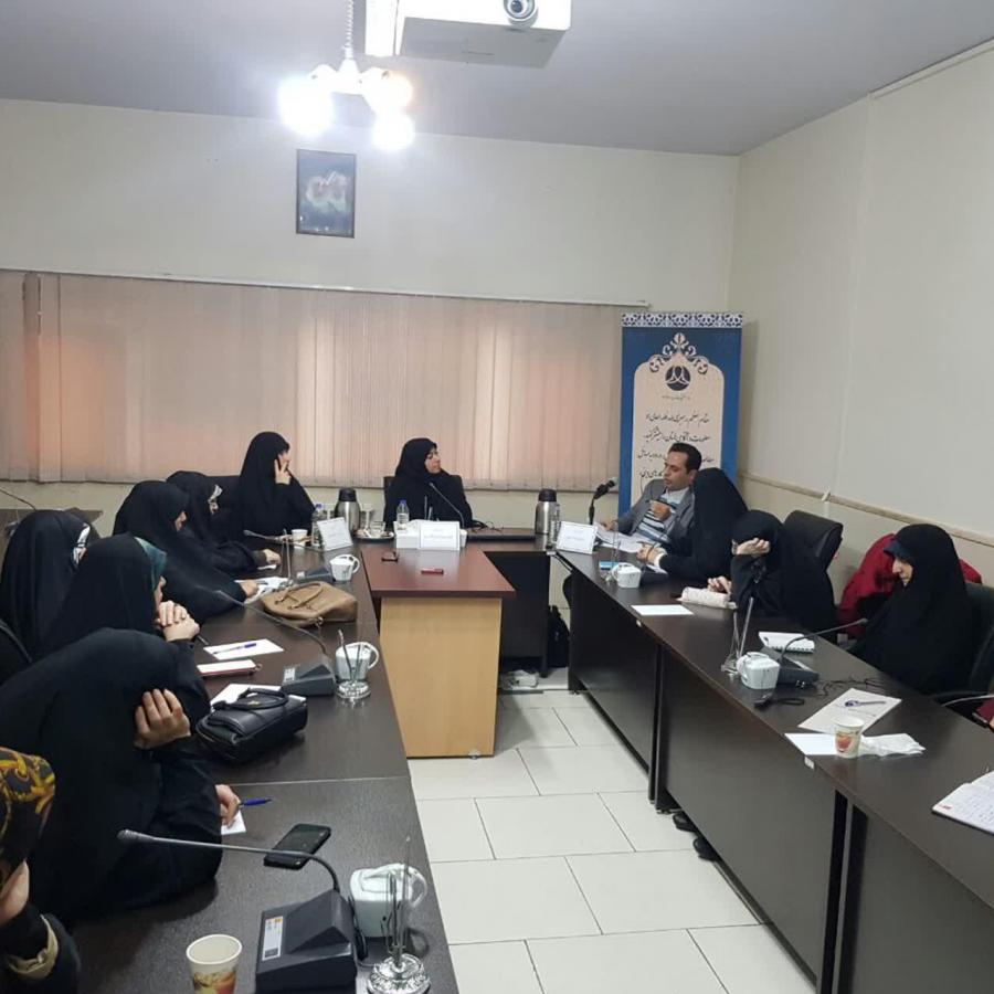  نشست «تاثیر شبکه‌های مجازی به گرایش دختران به مدیریت بدن»